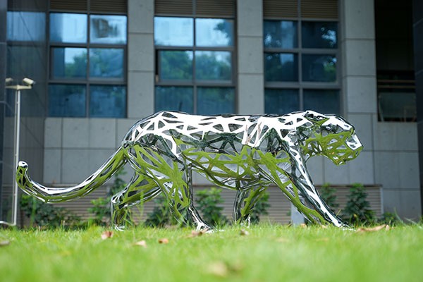 Custom Stainless Steel Hollow Leopard Sculpture – Geometric Metal Animal Art for Outdoor Decoration